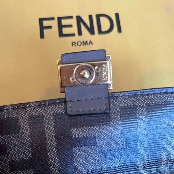 Authentic Fendi iphone case for X/XS leather card/coin - Picture 8 of 11